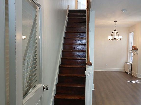3rd image of 520 E 10th St