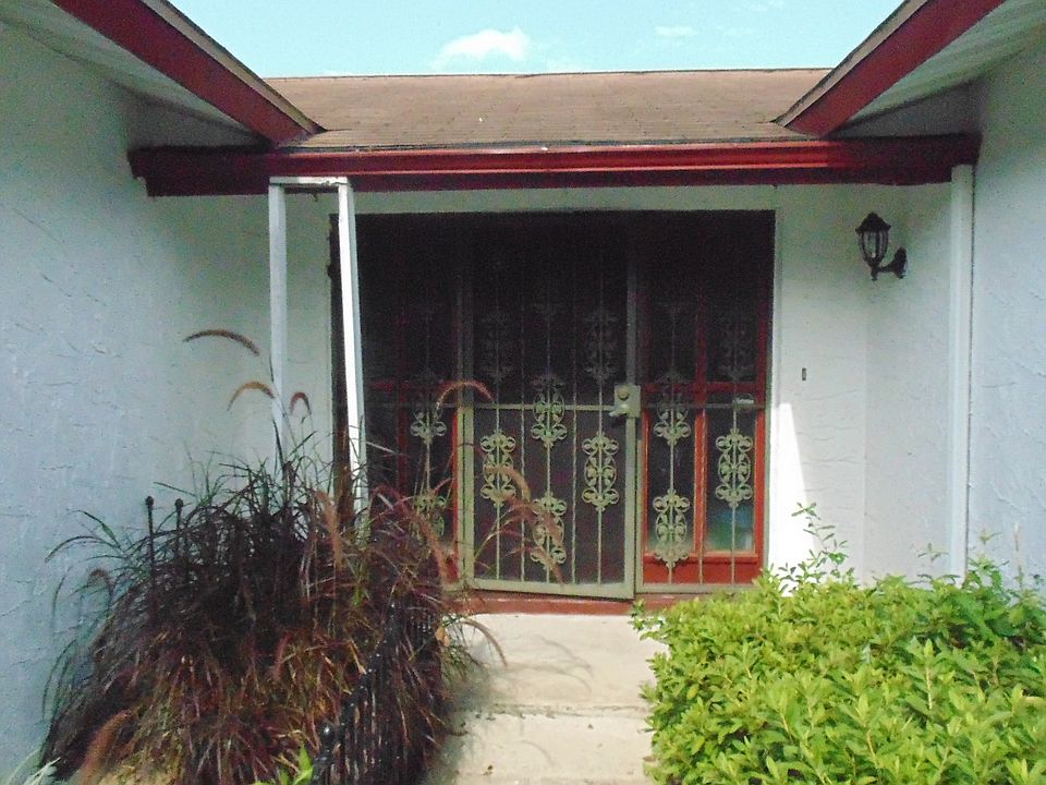 2nd image of 109 N Paul Revere Dr