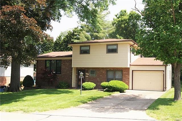 Ready for a new Home? Awesome front yard, lots of mature trees