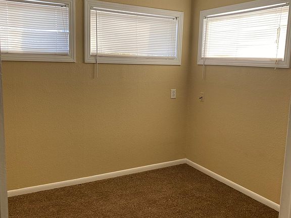 5th image of 102 Oakwood St