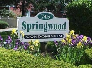 745-14 Conklin St, Farmingdale, NY 11735