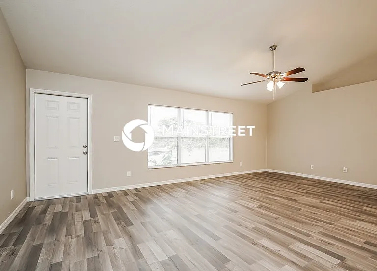 3748 NE 15th Pl — Photo 8