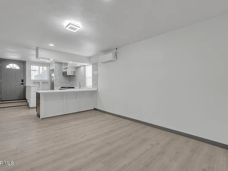 2402 N Kansas St #B — Photo 15