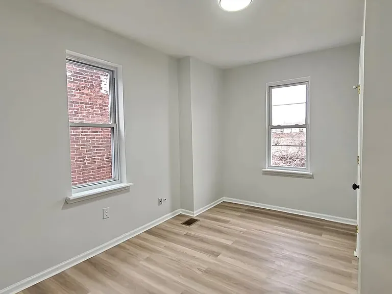 5415 Media St — Photo 7