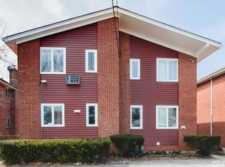 41 Sintsink Dr W, Port Washington, NY 11050