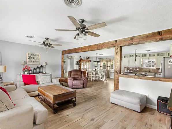 106 Lynn St, Anahuac, TX 77514
