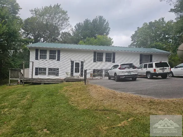 9447 New Hope Rd, Bluefield, WV 24701
