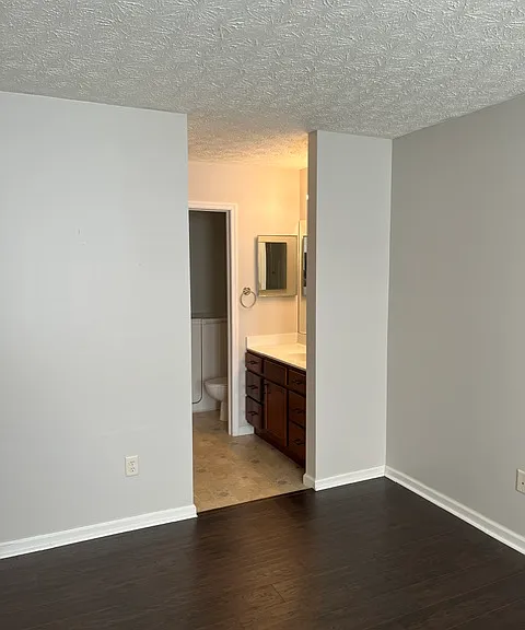 302 Rose Hill Ln — Photo 3