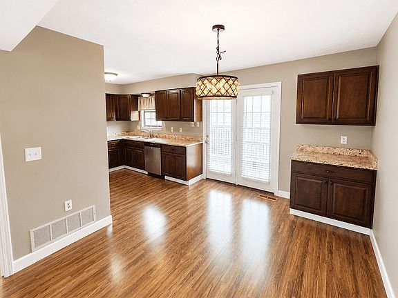3rd image of 1275 Somerset Way