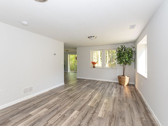 5th image of 3618 E D Ave