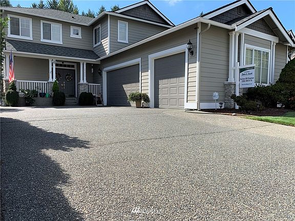 Multi parking spaces with 3 car garage!