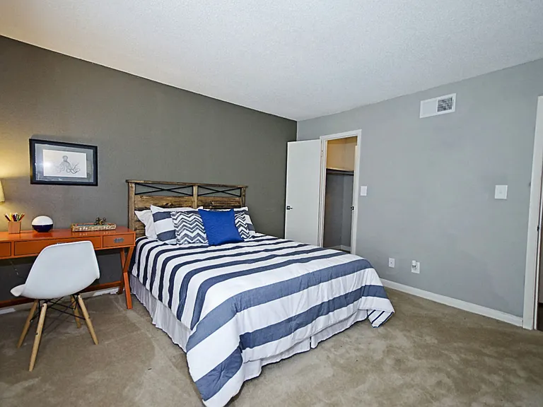 555 Eagles Crest Village Ln — Photo 12