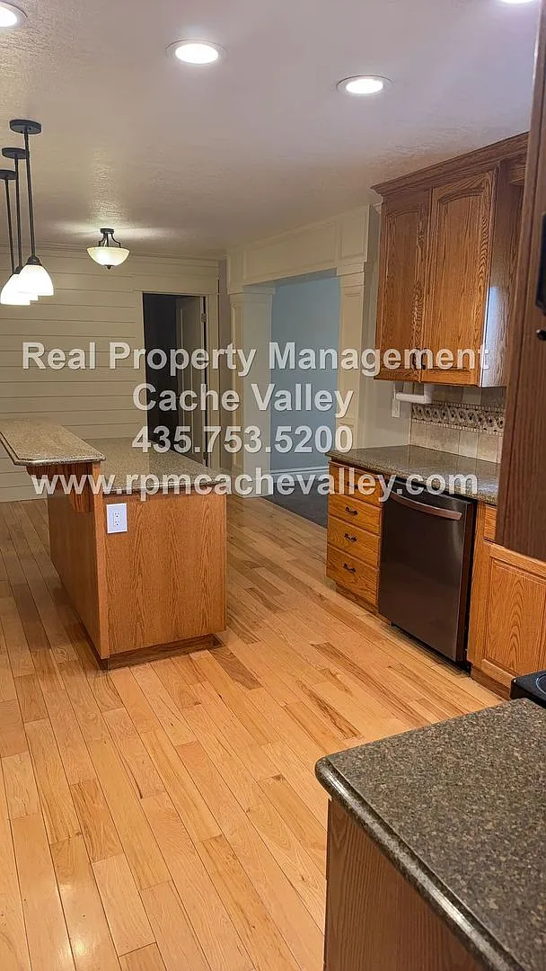 Stunning 4 Bed house in Hyde Park! Available mid August — Photo 4
