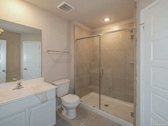 5th image of 101 Calgary Dr.