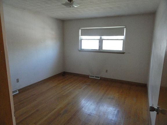5th image of 878 Buffalo Ave