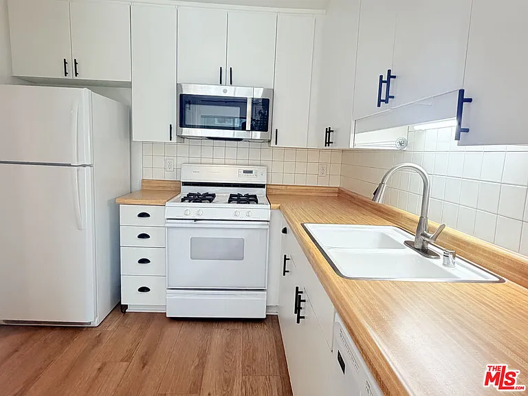 22135 Burbank Blvd #4 — Photo 11