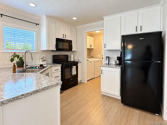 4th image of 18 Pilgrim Ct