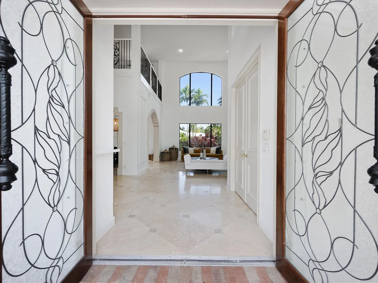 5 bed, 4.5 bath, 4680 sqft, $11,000 — Photo 4