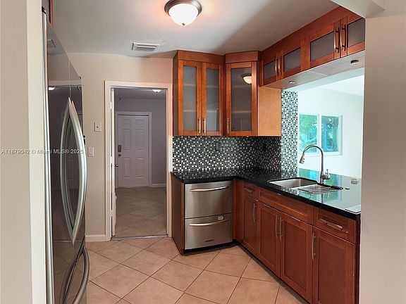 5th image of 6004 NW 70th Ave