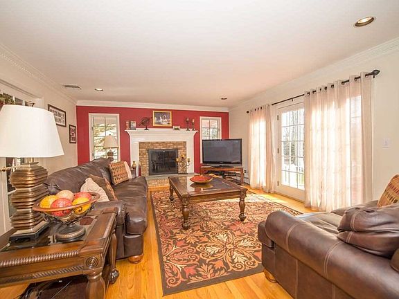 5th image of 23 Michele Ln