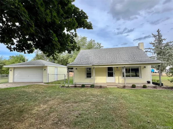 5206 Oak Park Dr, Clarkston, MI 48346