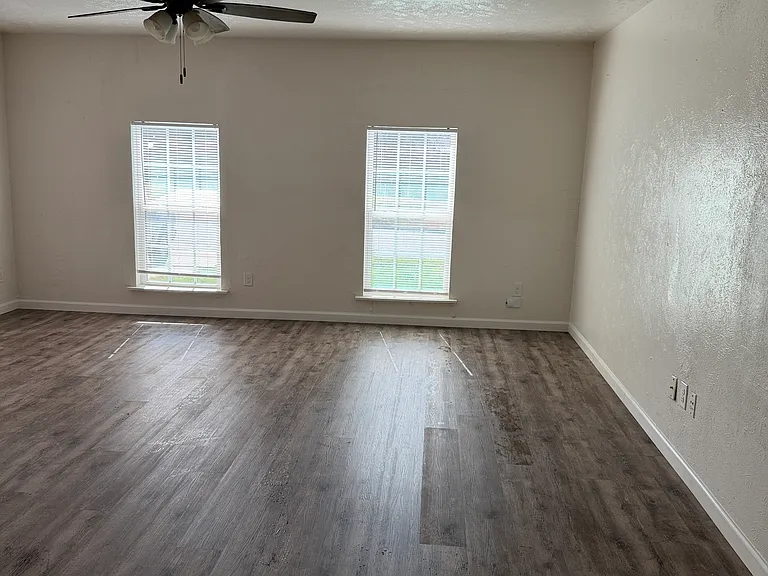 819 Sandalwood Ln — Photo 12