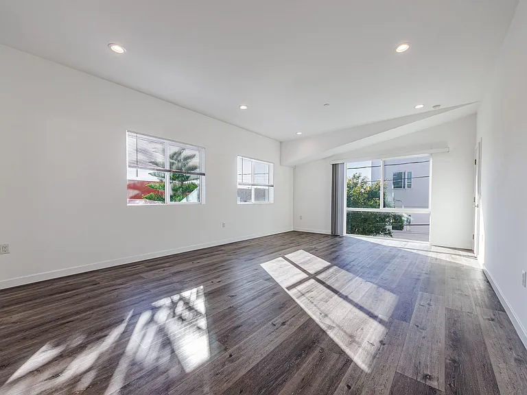 1119 N Berendo St — Photo 7