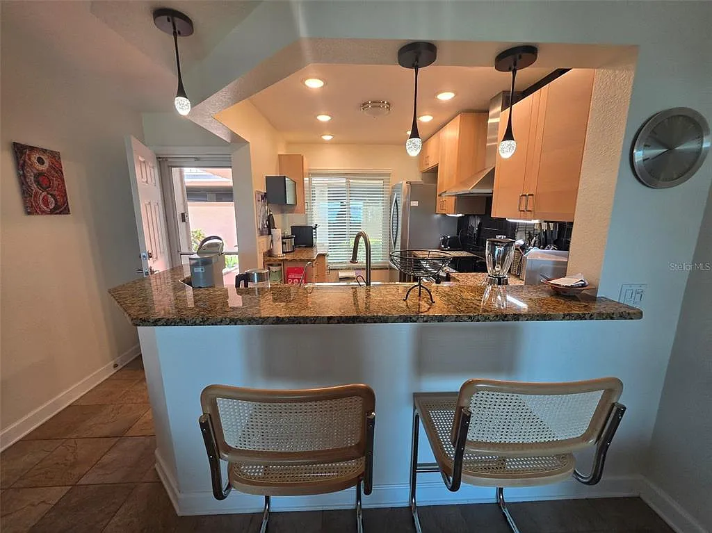 2 bed, 2.0 bath, 915 sqft, $2,400 — Photo 4