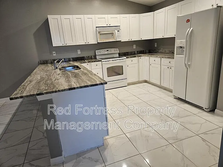 310 Gordon Ave S — Photo 2