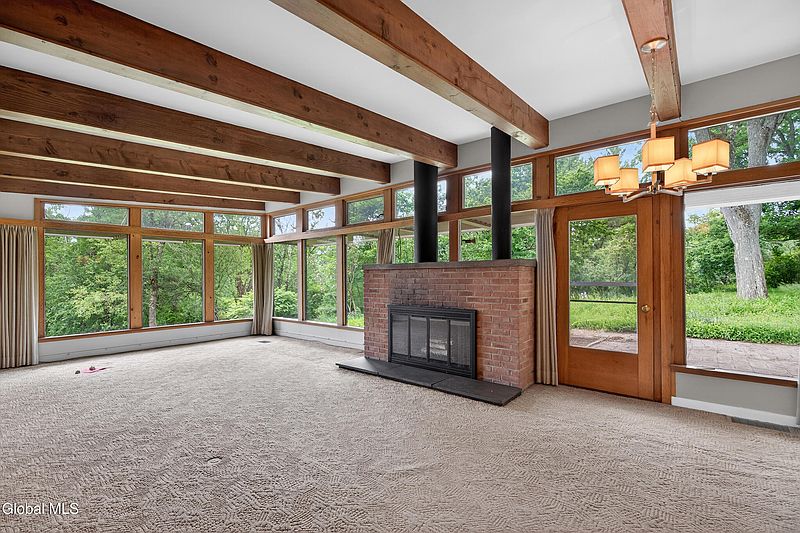 5th image of 323 Oakridge Drive
