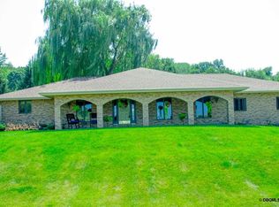 11370 Maple Grove Ct, Dubuque, IA 52003