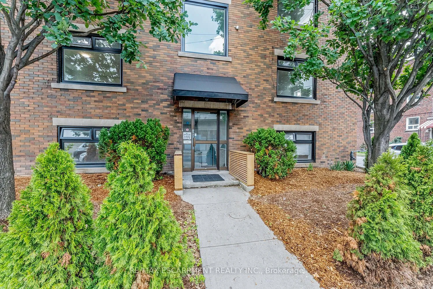 127 Victoria Ave S #8 photo 1