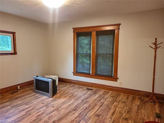 4th image of 519 8th St