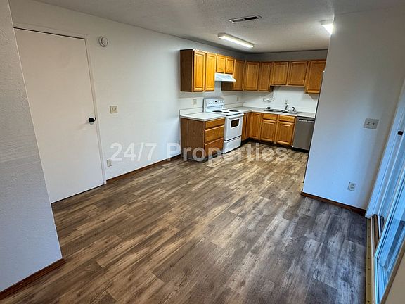 3rd image of 16060 SE Lark Ave