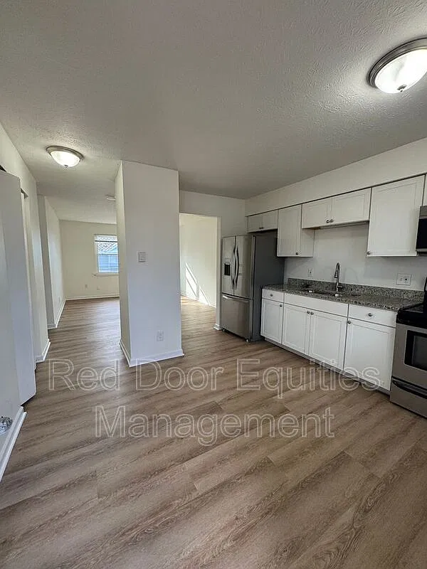 129 W Walnut St — Photo 1