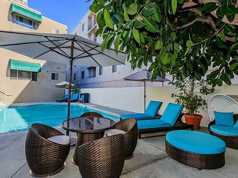 Studio City Midrise — Photo 1