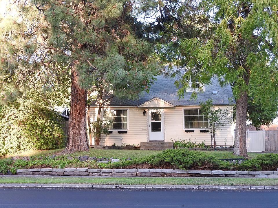 * View from Wall Street. 
* Attractive curb appeal.