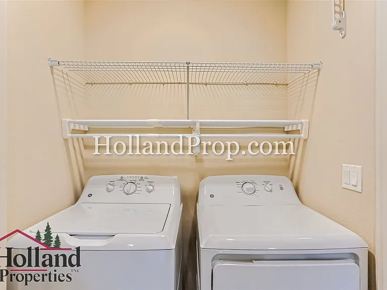 472 NE Patricia Ann Pl — Photo 10