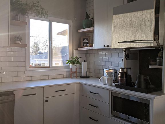 Beautiful bright morning light in the kitchen