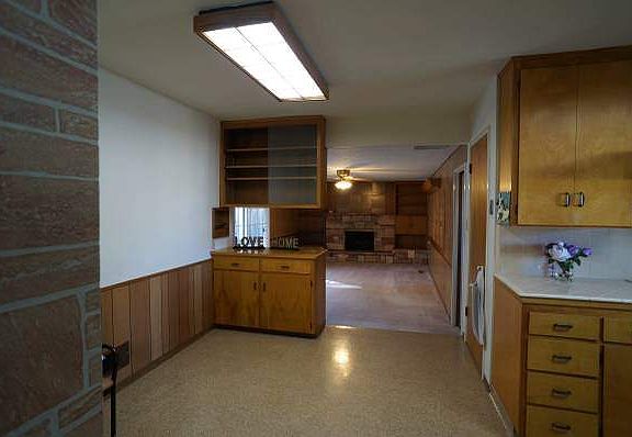 3rd image of 2427 Schubert Ave