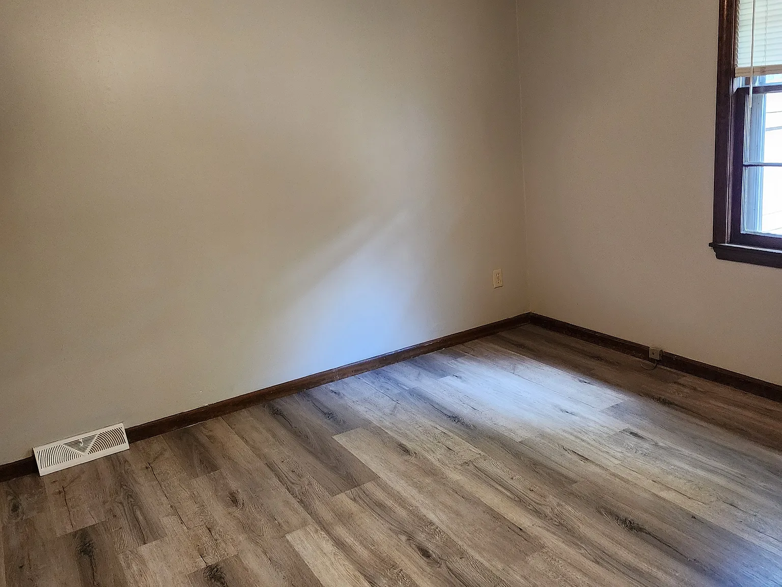4418 S Weller Ave — Photo 2