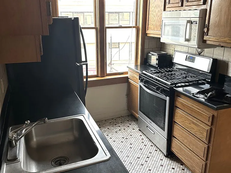 11 Clinton Ave — Photo 6
