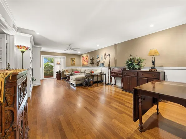 6815 Edgewater Dr APT 202, Coral Gables, FL 33133