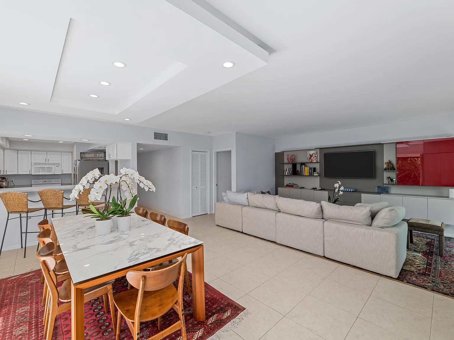 3 bed, 3.0 bath, 2110 sqft, $9,250 — Photo 2