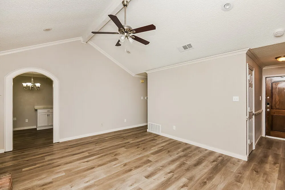 3 bed, 2.0 bath, 1144 sqft, $1,985 — Photo 4