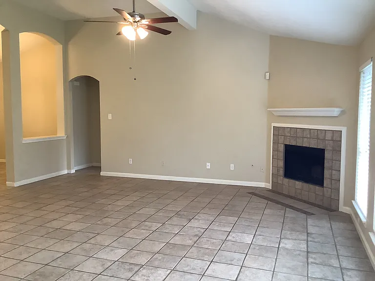 1423 Hunter Green Ln — Photo 6