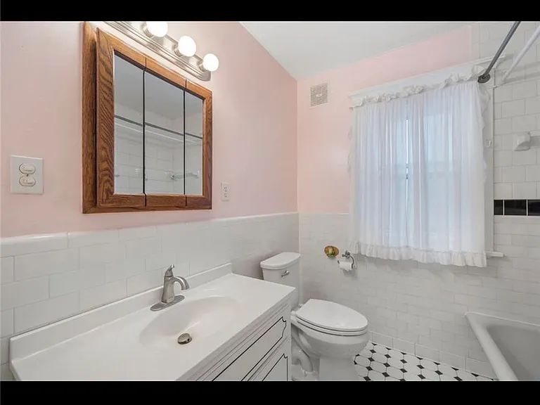 122 Stratford Rd #1 — Photo 6