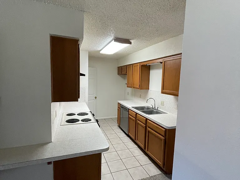 13139 Temple Cir — Photo 6