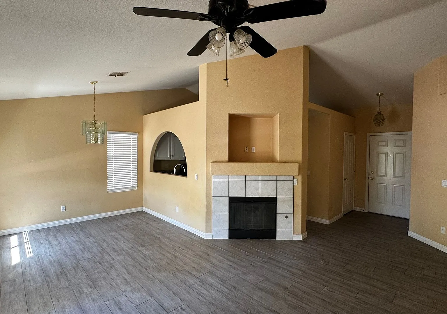 Single Story* 3 car garage* Henderson — Photo 4