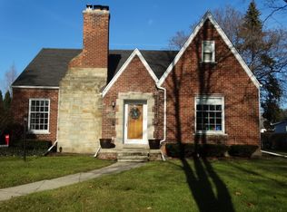 644 Hawthorne Rd, Grosse Pointe Woods, MI 48236